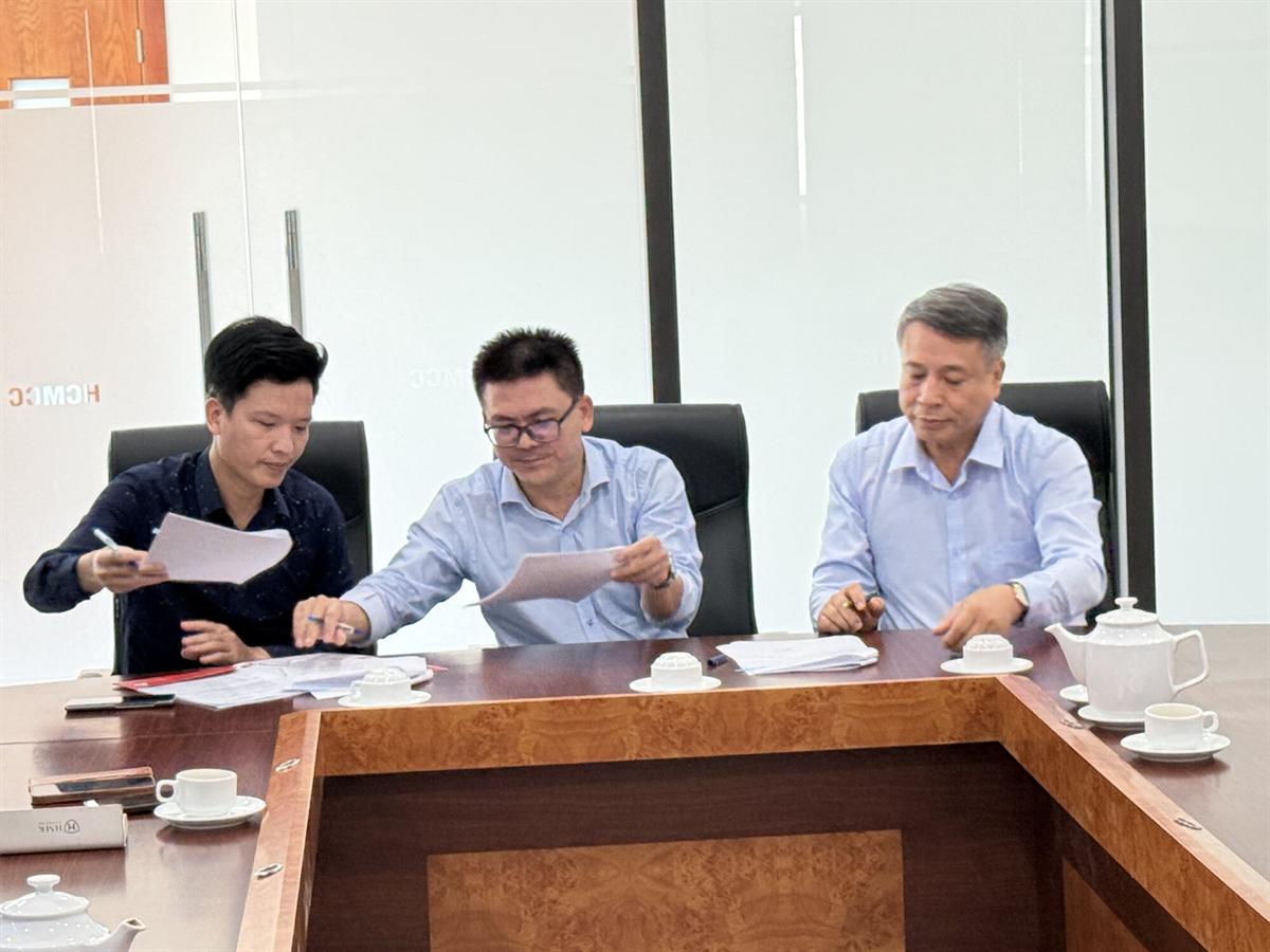 Ký tài liệu hợp tác đào tạo và hướng nghiệp