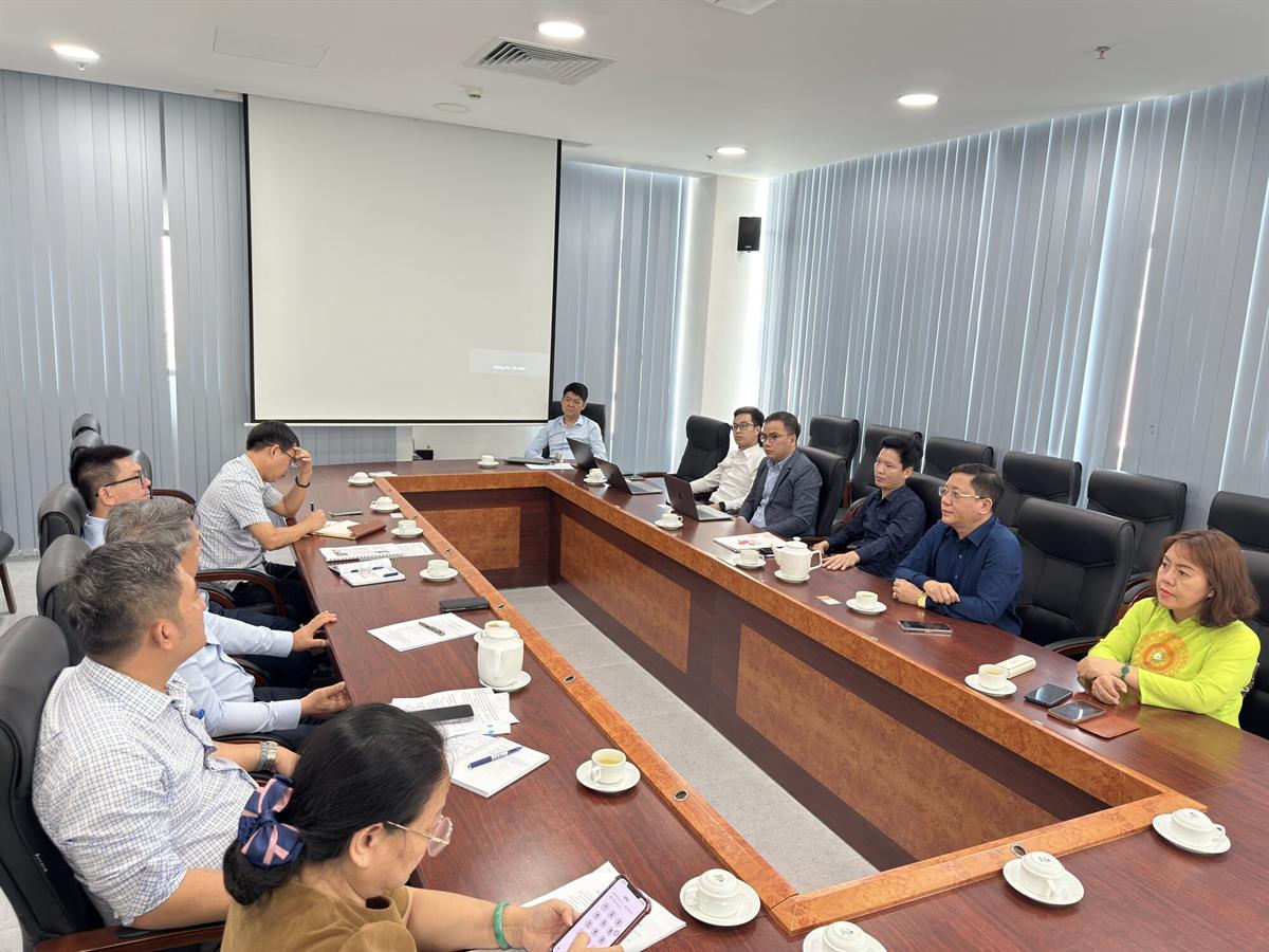 Vũ Văn Thành làm việc cùng ban giám hiệu một trường nghề